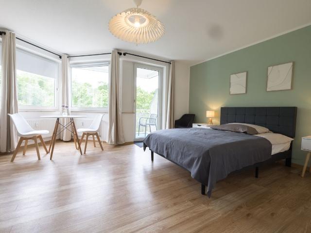 Furnished Apartment with Kitchen, Balcony & Elevator – Living in Essen Stadtwald, Essen Amsterdam Apartments for Rent