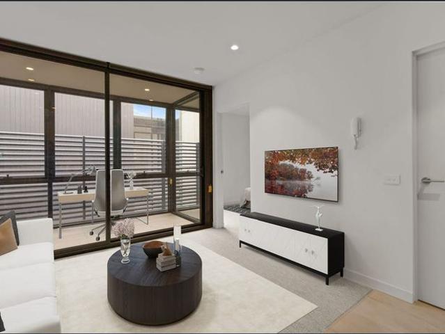 Furnished apartment with study in Collingwood!