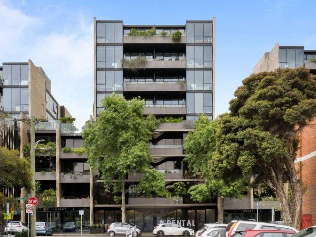 Furnished apartment with study in Collingwood!