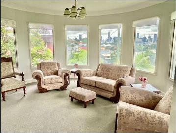 Furnished Art Deco Apartment, close to Transport, includes utilities