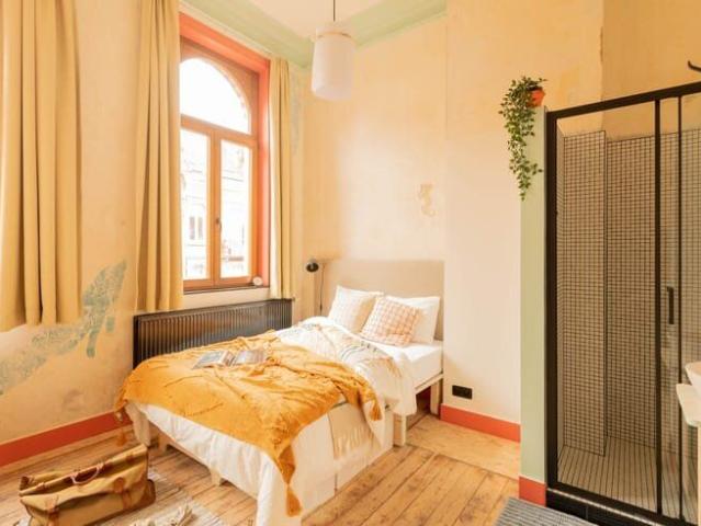 Furnished bedrooms with private bathroom — Forest
