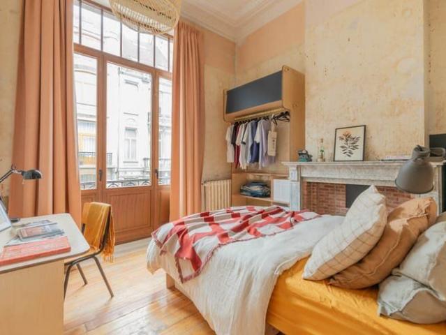 Furnished bedrooms with private bathroom — Ideally located