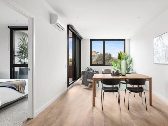 Brand new apartment with premium amenities, perfectly placed in Caulfield