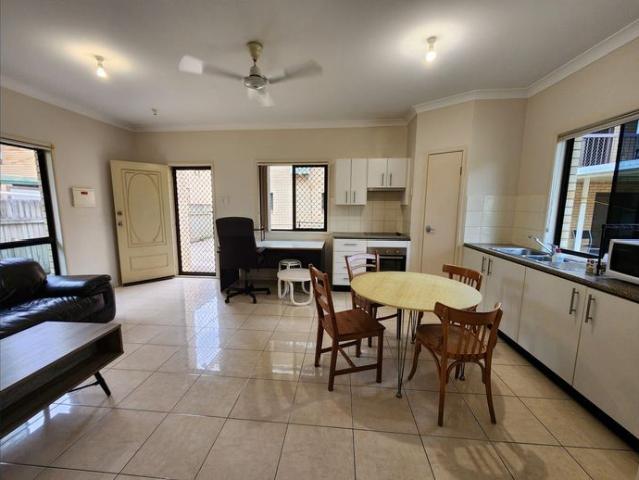 Furnished Granny Flat in convenient quiet location Walk to Sunnybank Plaza and Bus stops