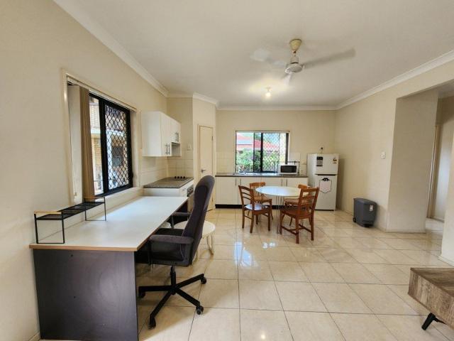Furnished Granny Flat in convenient quiet location Walk to Sunnybank Plaza and Bus stops