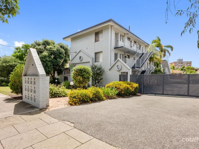 Furnished Ground Floor Apartment with Spacious Courtyard