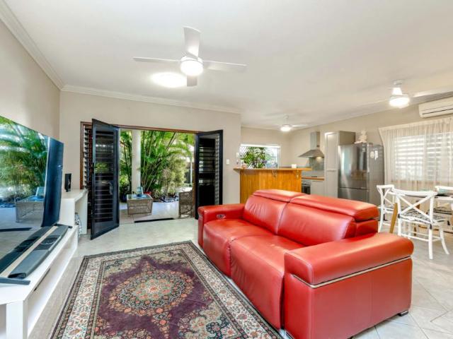 Furnished ground floor apartment just two streets from the beach