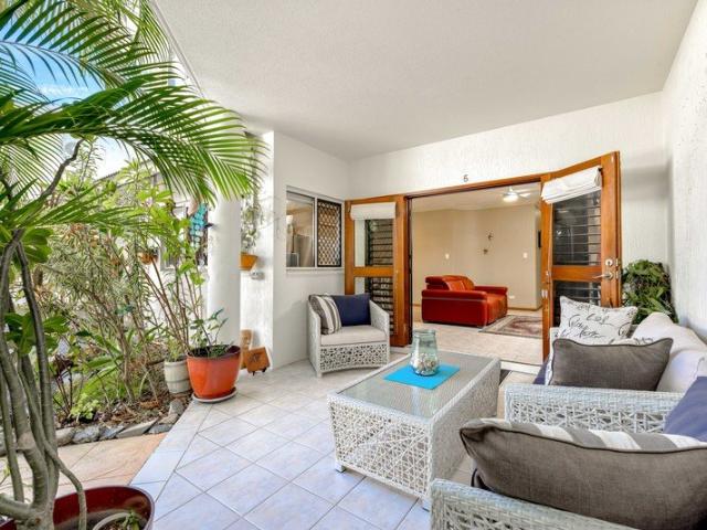 Furnished ground floor apartment just two streets from the beach