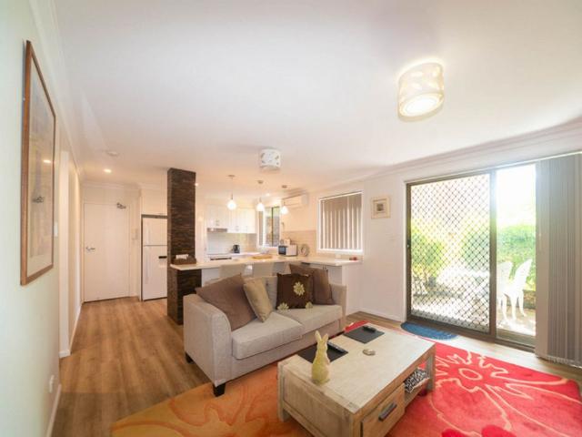 FURNISHED GROUND FLOOR UNIT METRES TO BROADWATER