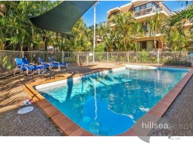 FURNISHED GROUND FLOOR UNIT METRES TO BROADWATER