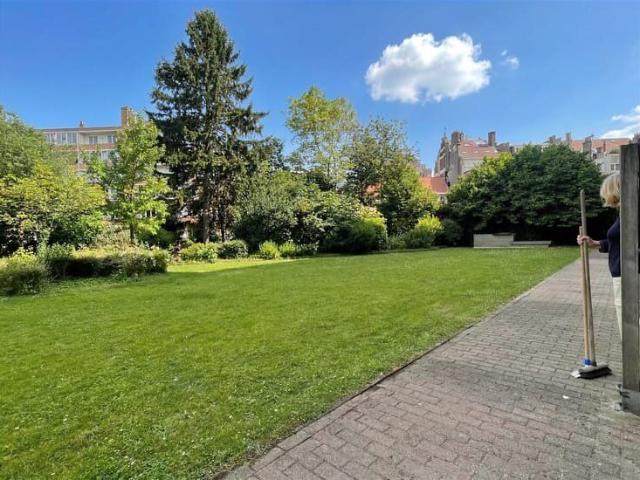Furnished groundfloor studio with big terrace!