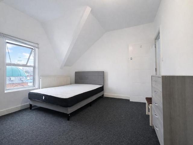 Furnished Double Room To Let HP11 1 bed house of multiple occupation to rent £600 pcm £138 pw
