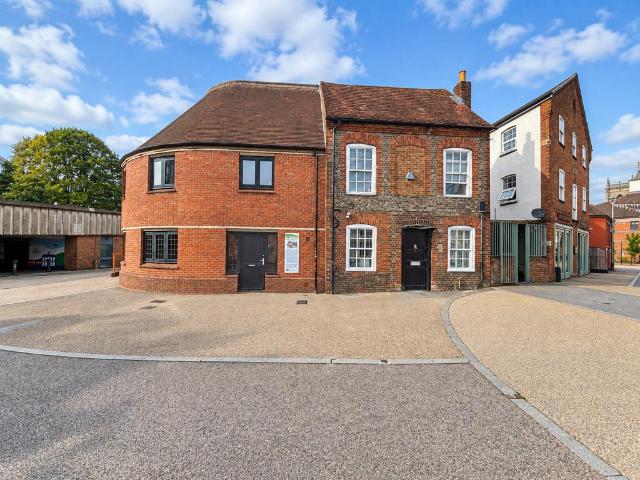 Furnished Double Rooms, Town Centre. 1 bed in a house share to rent £650 pcm £150 pw