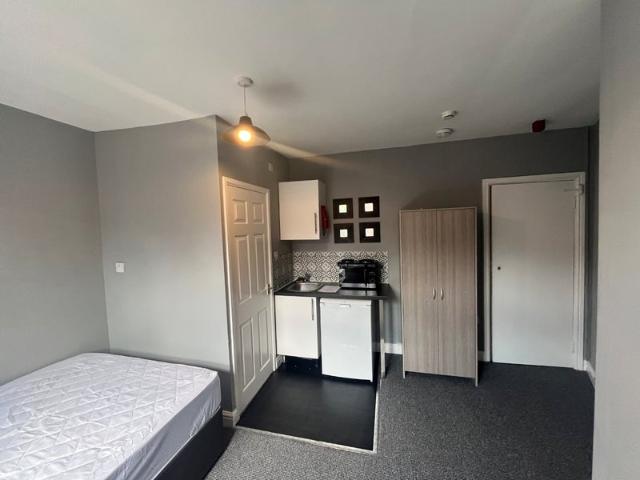Furnished Double Studio Room in Armley