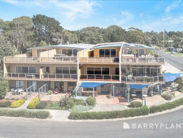 Furnished dual level penthouse on Phillip Island with expansive bay views
