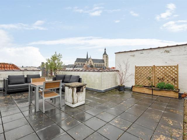 Furnished duplex with roof terrace and view of St Rumbold’s