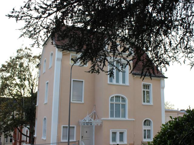Furnished, energy efficient centrally located 2,5 room apartment with a private entrance and winter garden in an Art Nouveau villa