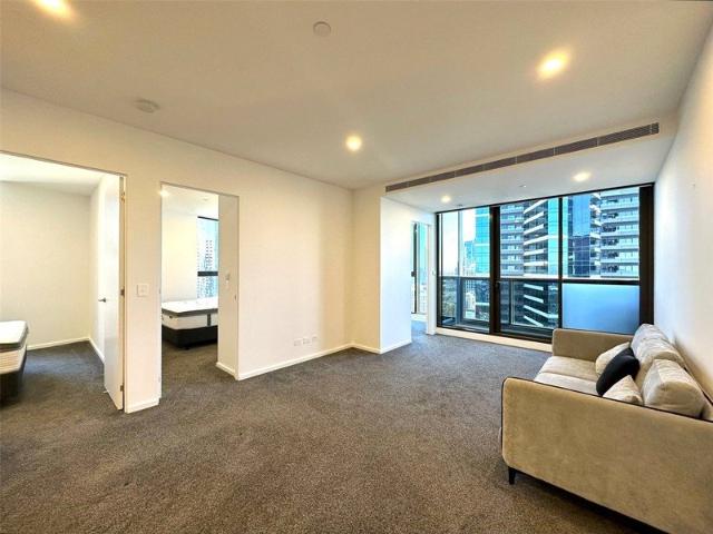 FURNISHED ELEGANT CORNER THREE BEDROOM APARTMENT LOCATED IN HEART OF SOUTHBANK