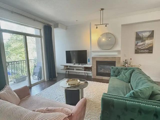 FURNISHED Executive 2 Bed/2 Bath Townhouse Vaulted Ceilings & French Balconies