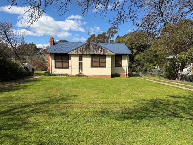 Furnished Family Home Close to the Hospital Quiet & Convenient Living