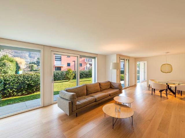 Furnished flat with a private with a private garden