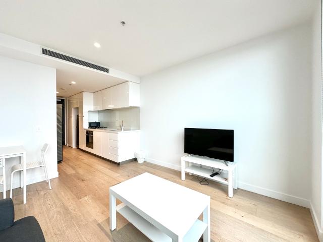 FURNISHED FLOORBOARD ONE BEDROOM APARTMENT IN IMAGINE MARCO SOUTHBANK !