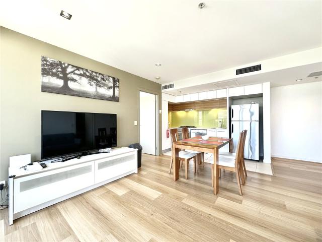 FURNISHED FLOORBOARD ONE BEDROOM ONE CARPARK APARTMENT LOCATED IN VICTORIA POINT DOCKLANDS!