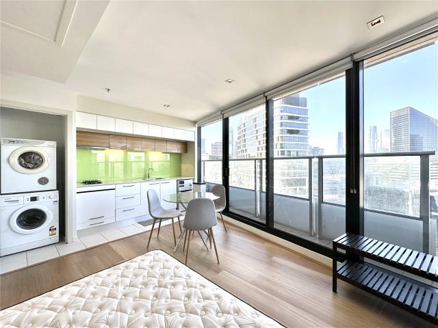 FURNISHED FLOORBOARD ONE BEDROOM STUDIO LOCATED IN VICTORIA POINT DOCKLANDS!