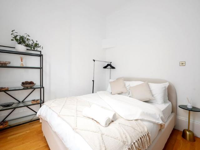 Furnished Kensington Flat | Extended Professional