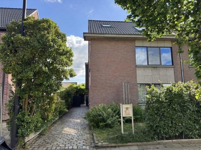 Furnished house with garden and 4 bedrooms in Hove