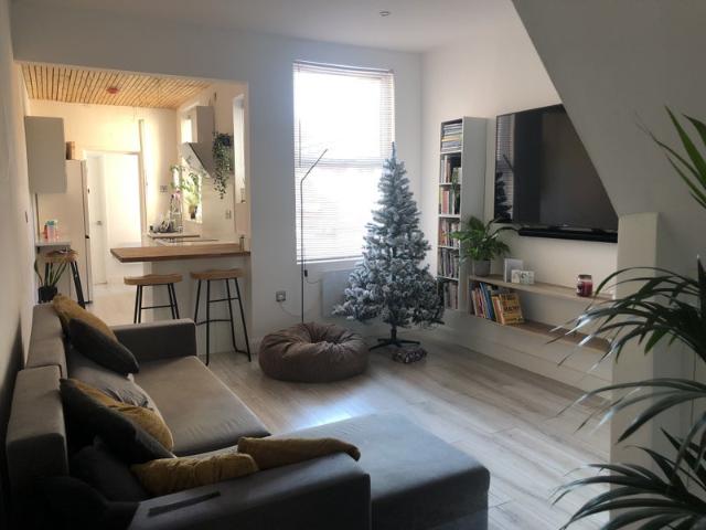 Furnished home close to city centre Oct 2026