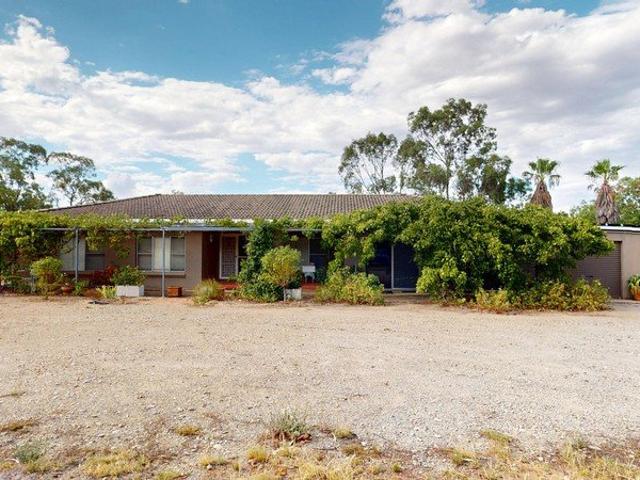 LARGE 4 BEDROOM HOME ON THE EDGE OF TOWN