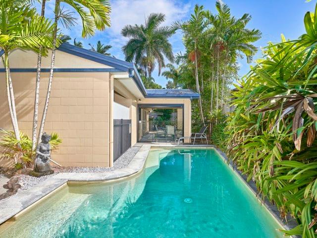 FURNISHED HALF DUPLEX WITH A SHARED POOL ONLY A SHORT STROLL TO THE BEACH!