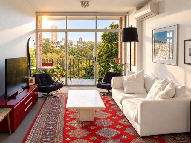 Furnished Harbourside Apartment with Sweeping Park and Marina Views