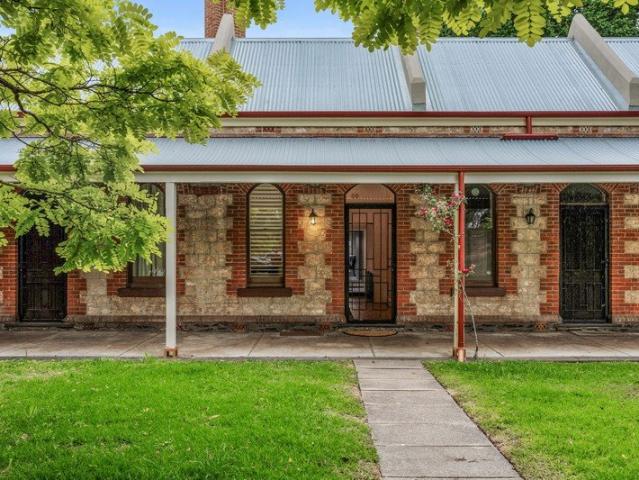 Furnished Heritage Cottage on the Park