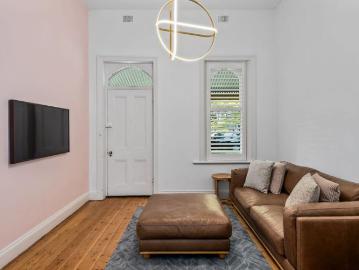 Furnished Heritage Cottage on the Park