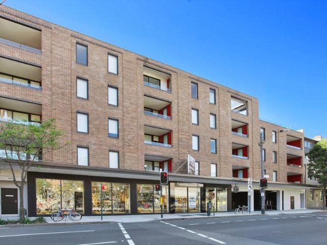 * Furnished One bedroom modern apartment close to UTS with sundrenched balcony*