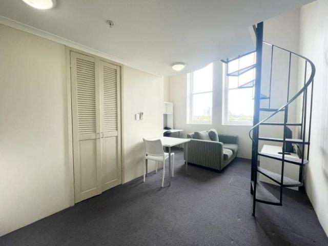 Furnished Loft in the Heart of Broadway – Prime Student Location