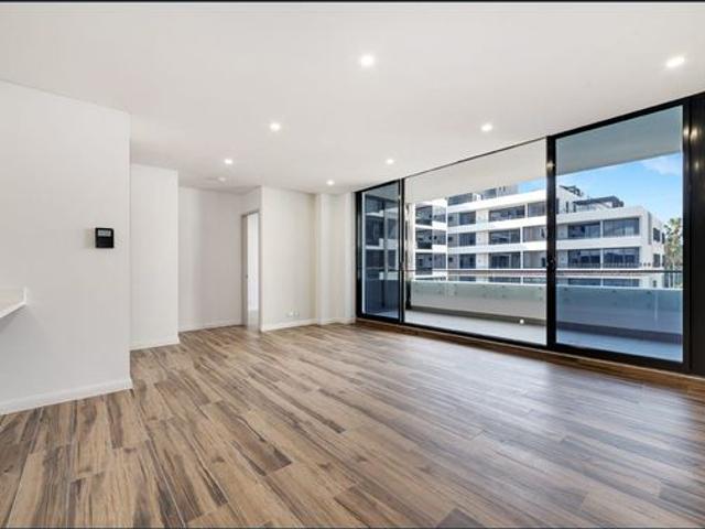 FURNISHED LIVE IN THE HEART OF ROSEBERY! MODERN APARTMENTS IN PRIME LOCATION