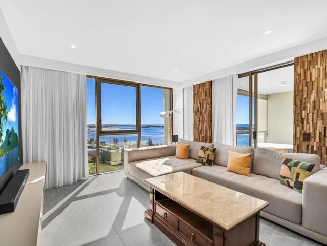 Furnished, Luxe Broadwater Views