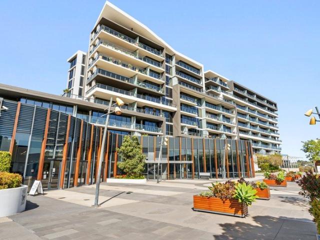 Furnished Luxe City View Living Above Tooronga Village