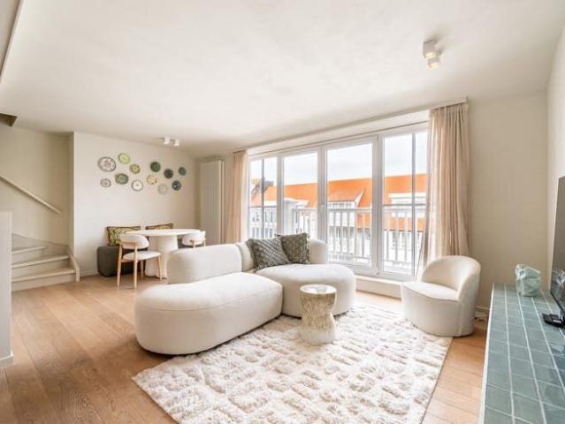 Furnished, move in ready duplex apartment located on Lippens