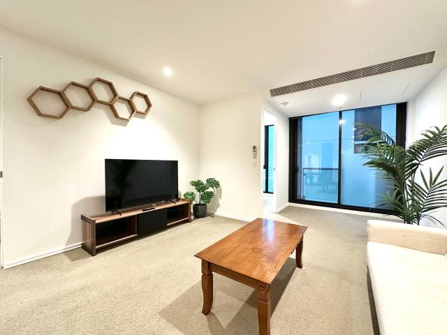 FURNISHED MODERN ONE BEDROOM APARTMENT LOCATED IN AUSTRALIS MELBOURNE CBD !