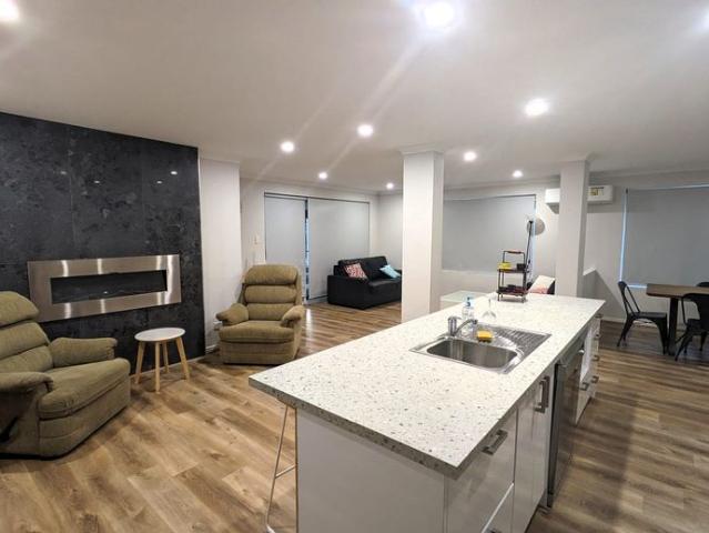 Furnished, modern and luxurious house in a fabulous location! Close to amenities, shops, etc!