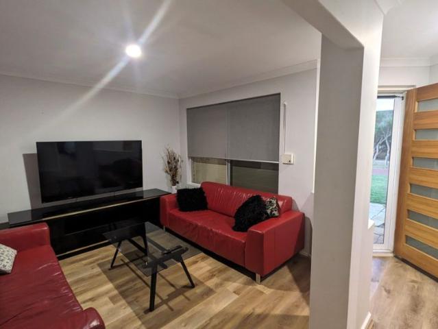 Furnished, modern and luxurious house in a fabulous location! Close to amenities, shops, etc!