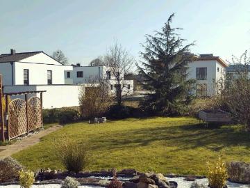 Furnished modern apartment with own garden Garage BI HBF 15min