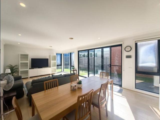 FURNISHED MODERN FIVE BEDROOM, THREE BATHROOM TOWNHOUSE IN JACKSON GREEN ESTATE
