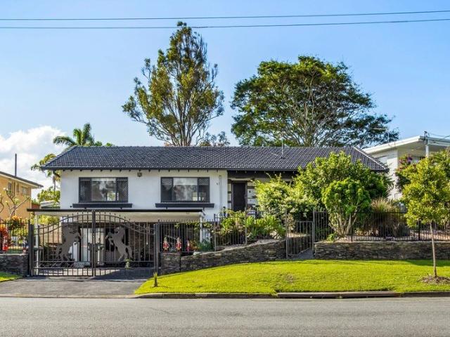 Furnished Modern Living in Central Bundall/ Dual Living