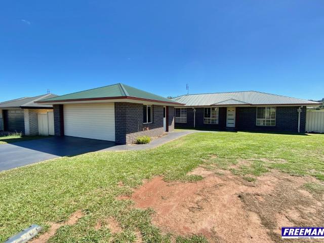 FURNISHED MODERN 4 BEDROOM, FULLY SERVICED, DOUBLE GARAGE, FENCED YARD!