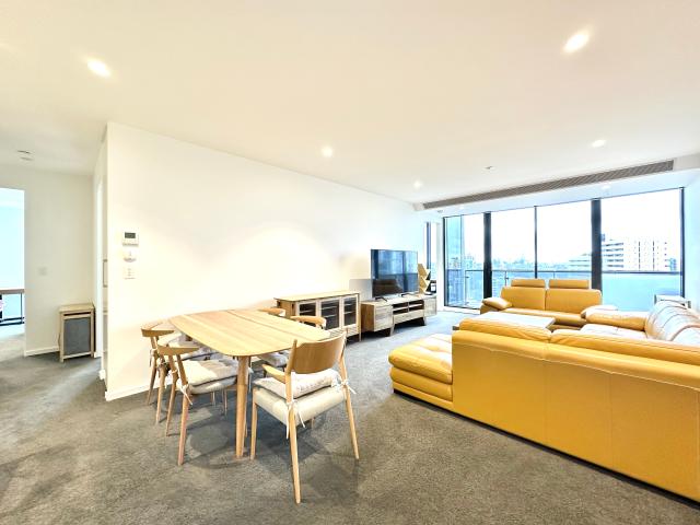 FURNISHED MAGNIFICENT THREE BEDROOM ONE CARPARK APARTMENT LOCATED IN SOUTHBANK PLACE SOUTHBANK !